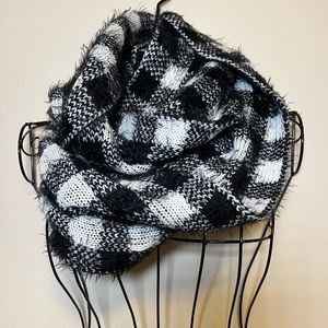 NEW Mudd Women’s Black & White Super Soft Infinity Scarf